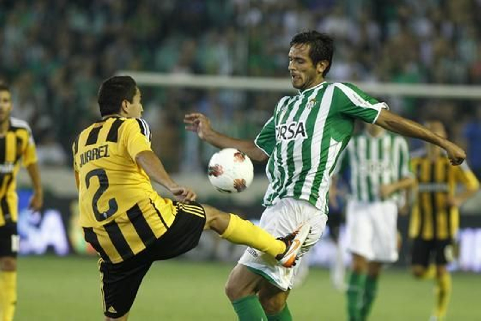 El Betis se coloca líder tras ganar al Zaragoza en casa (4-3). / Antonio Pizarro