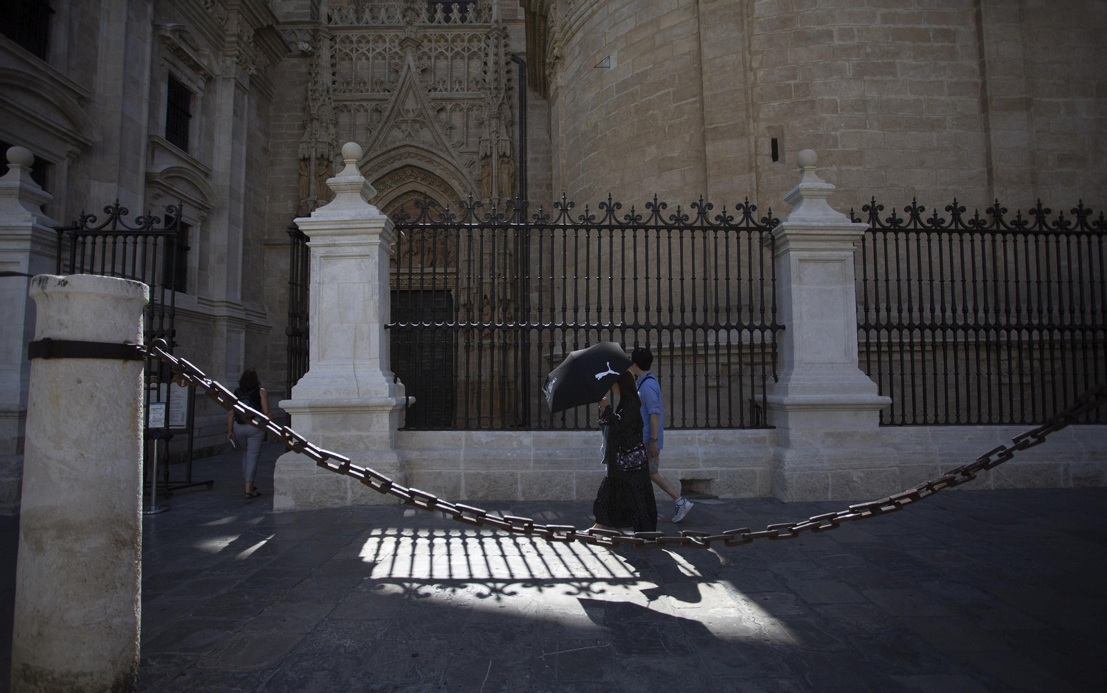 La verja de la Puerta de las Campanillas recién restaurada.