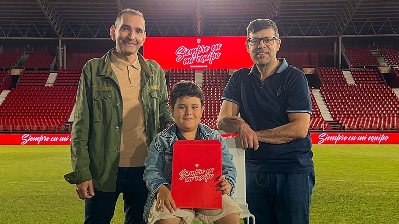 Los abonados Juanjo López, Antonio Molina y Germán García, protagonistas de la campaña de abonos de la UDA.