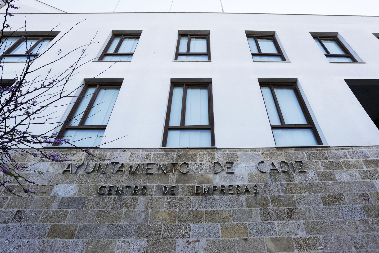 Fachada de la sede del Instituto de Fomento y Empleo de Cádiz, en la Cuesta de las Calesas.