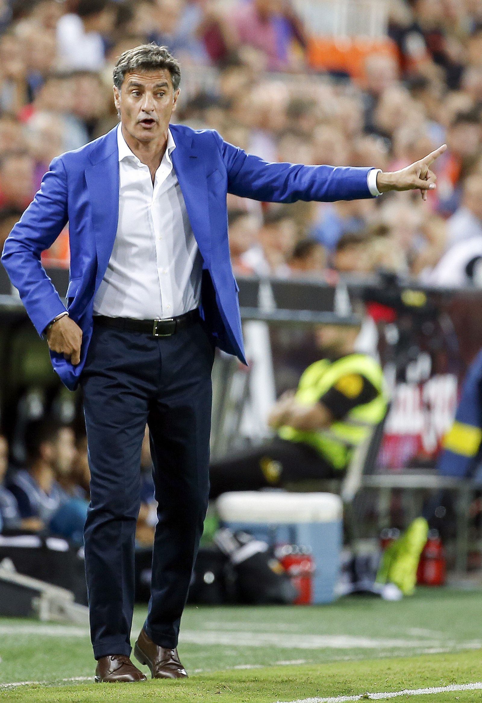 Míchel dando instrucciones ayer en la banda de Mestalla.