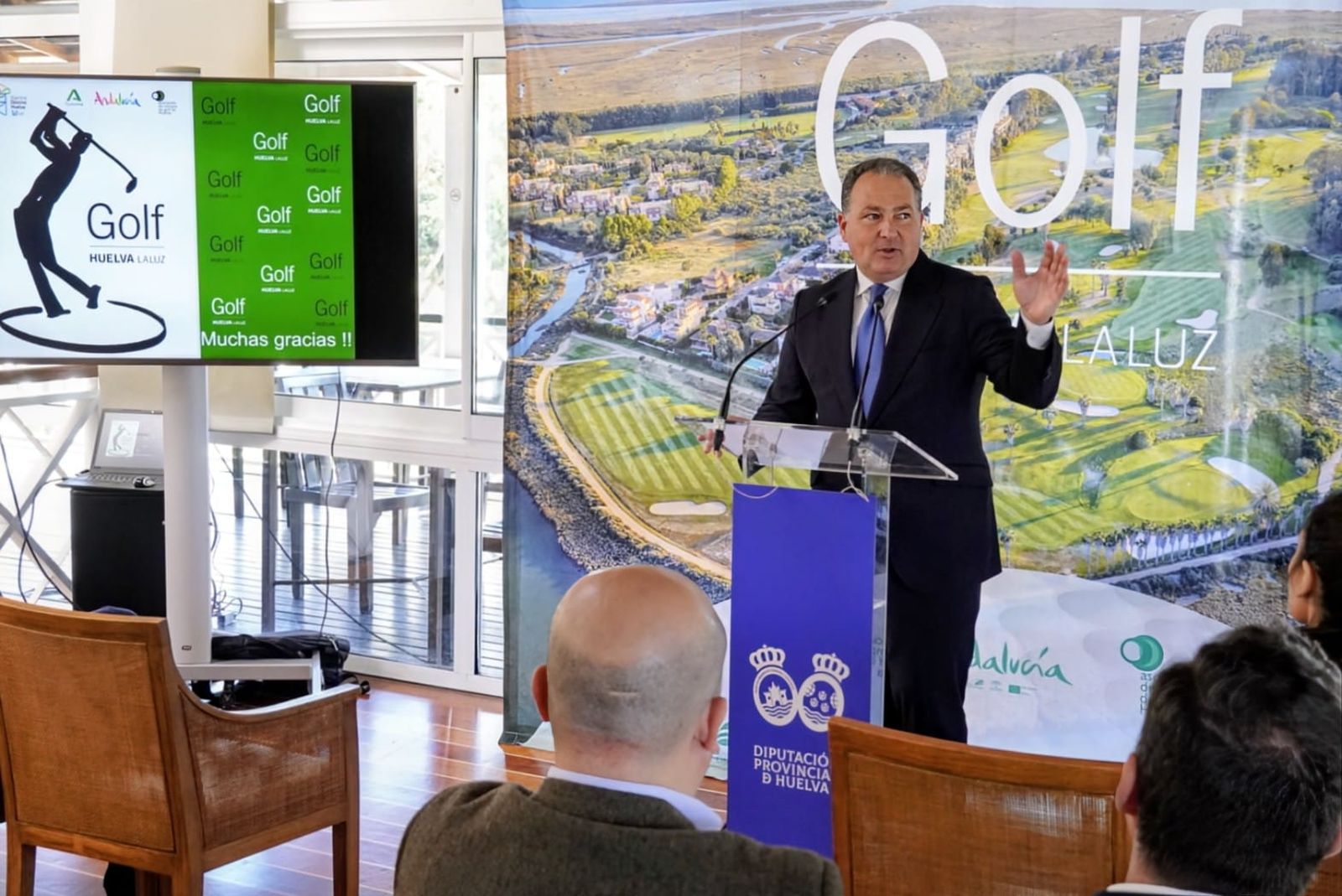 El presidente de la Diputación de Huelva, David Toscano, explicando el proyecto.