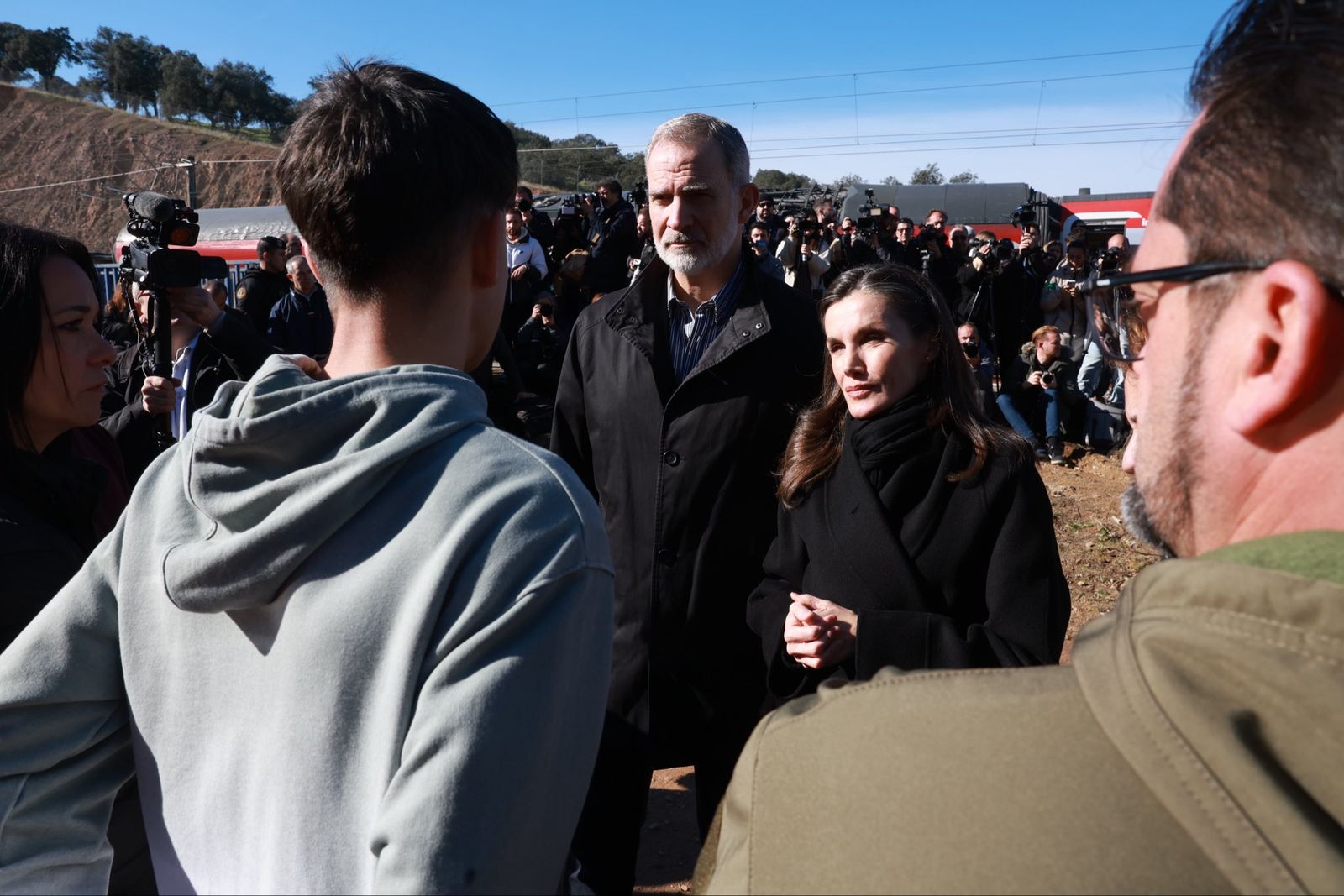 Los reyes visitan a los heridos del accidente de Adamuz en el Reina Sofía, en imágenes