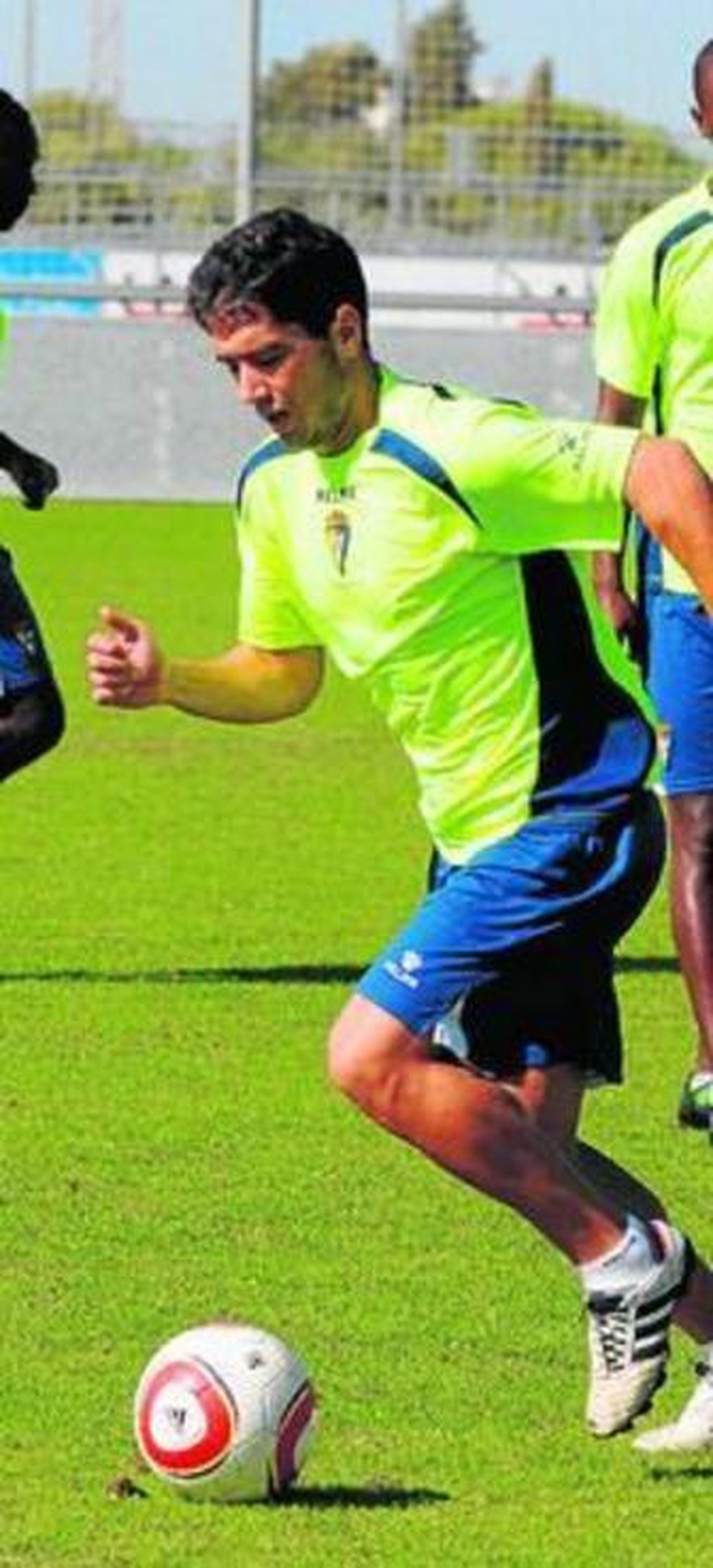 Dieguito, con el balón en un entrenamiento.