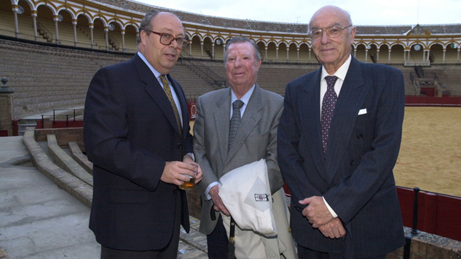 En la plaza de toros de la Real Maestranza junto a Luis Carlos Peris y su ídolo de juventud, Pepe Luis Vázquez.
