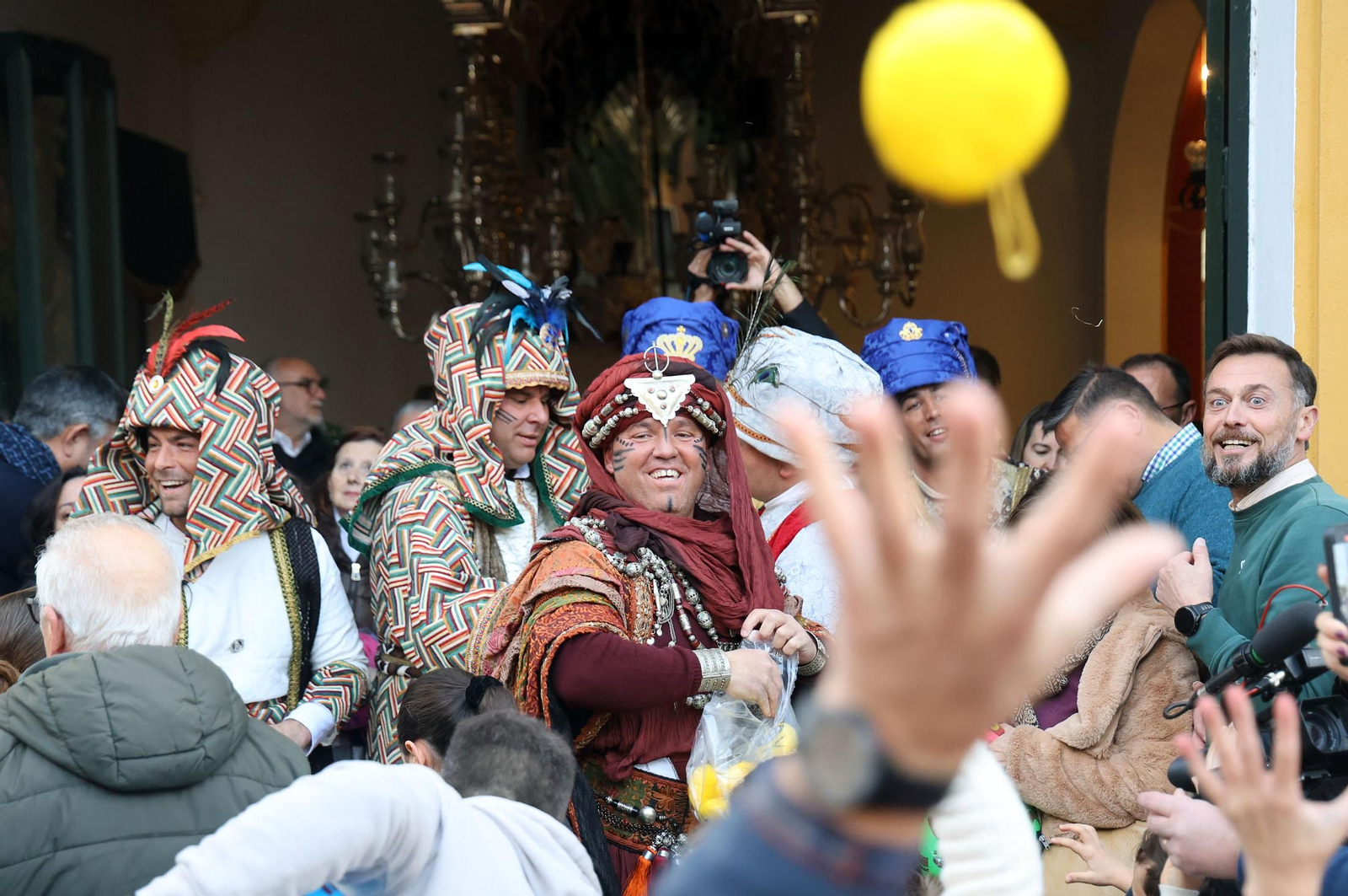 Imágenes del Heraldo Real anunciando la llegada de los Reyes Magos a Huelva