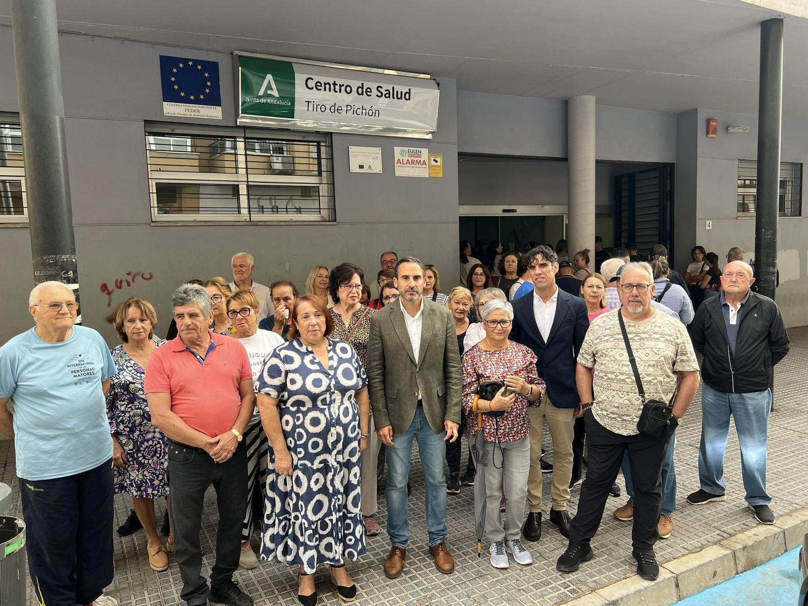 Dani Pérez a las puertas del centro de salud de Tiro Pichón, en Málaga.
