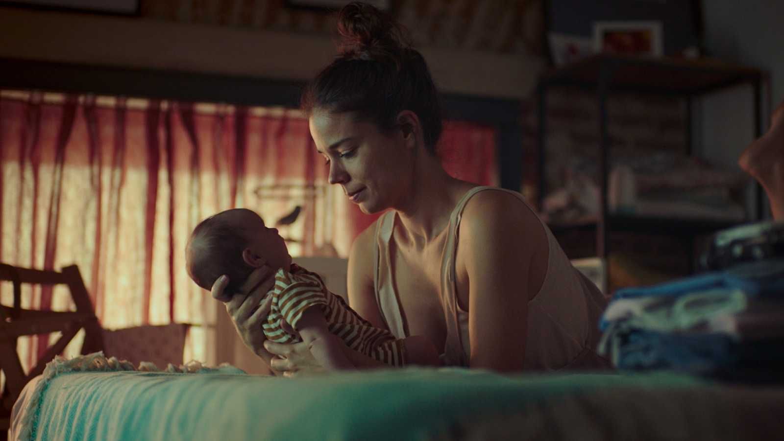 Laia Costa en un fotograma de 'Cinco lobitos'.