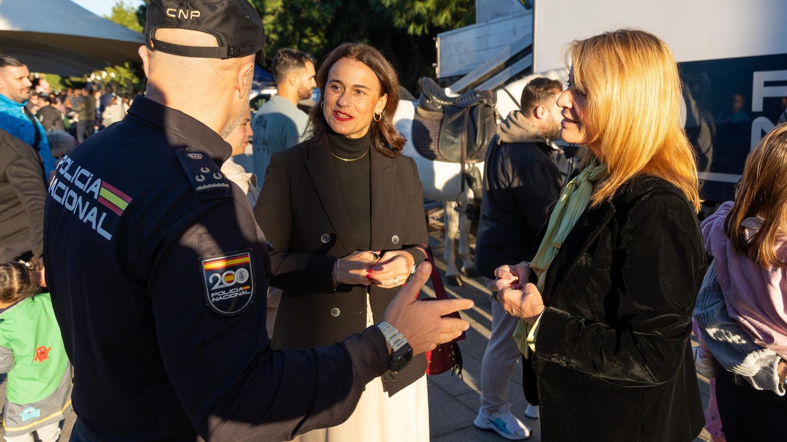 Adela de Mora y Pilar Miranda en la celebración del Día de la Infancia en Huelva.