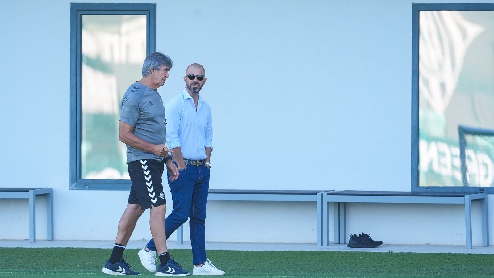 Manuel Pellegrini y Manu Fajardo dialogan en un entrenamiento en la ciudad deportiva.