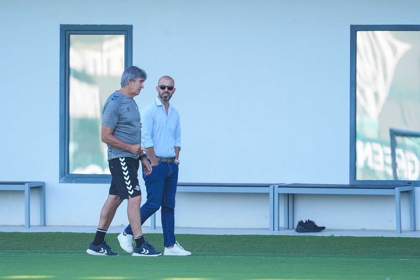 Manuel Pellegrini y Manu Fajardo dialogan en un entrenamiento en la ciudad deportiva.
