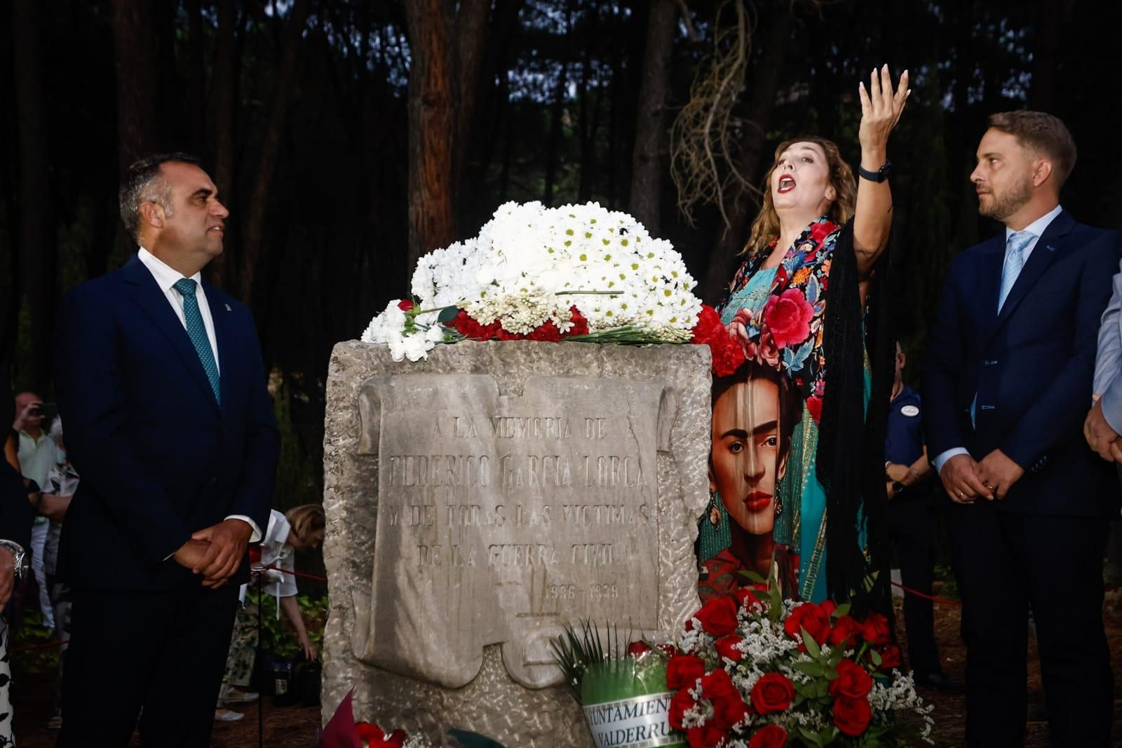 Estrella Morente cantando junto al monolito en homenaje a Lorca en Alfacar