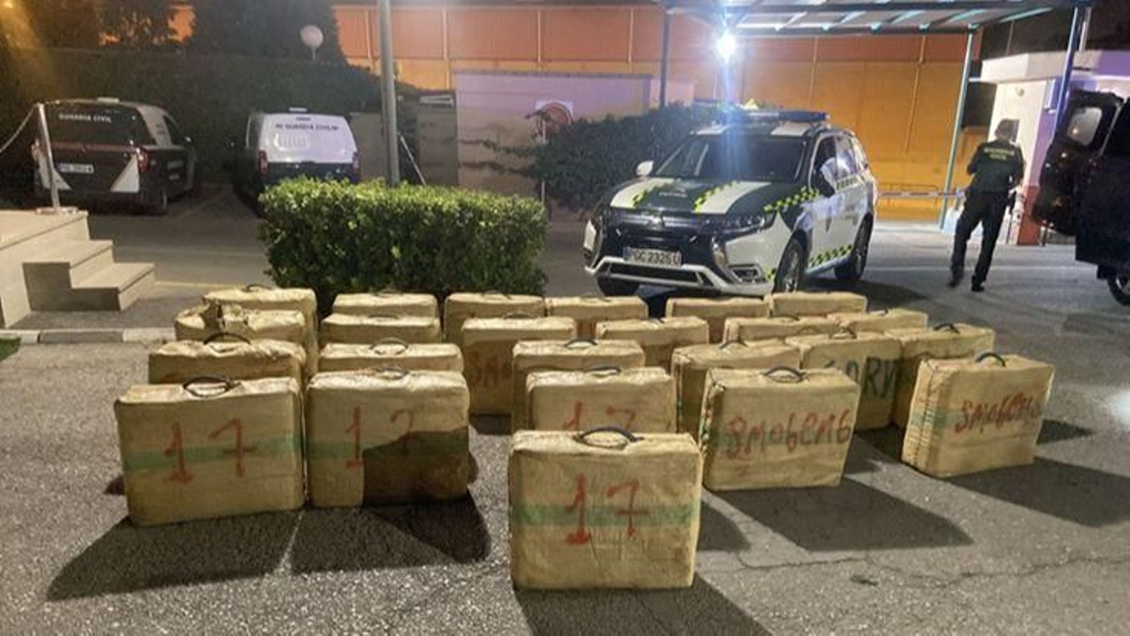 Los 24 fardos de hachís incautados por la Guardia Civil de Loja