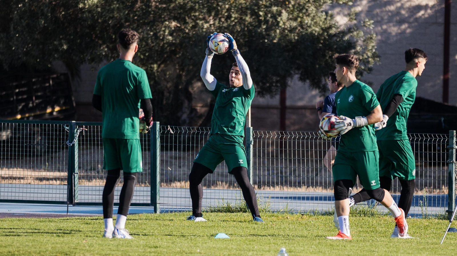 Juanlu Llamas atrapa un balón en un entrenamiento de esta pretemporada. Juanlu Llamas atrapa un balón en un entrenamiento de esta pretemporada.