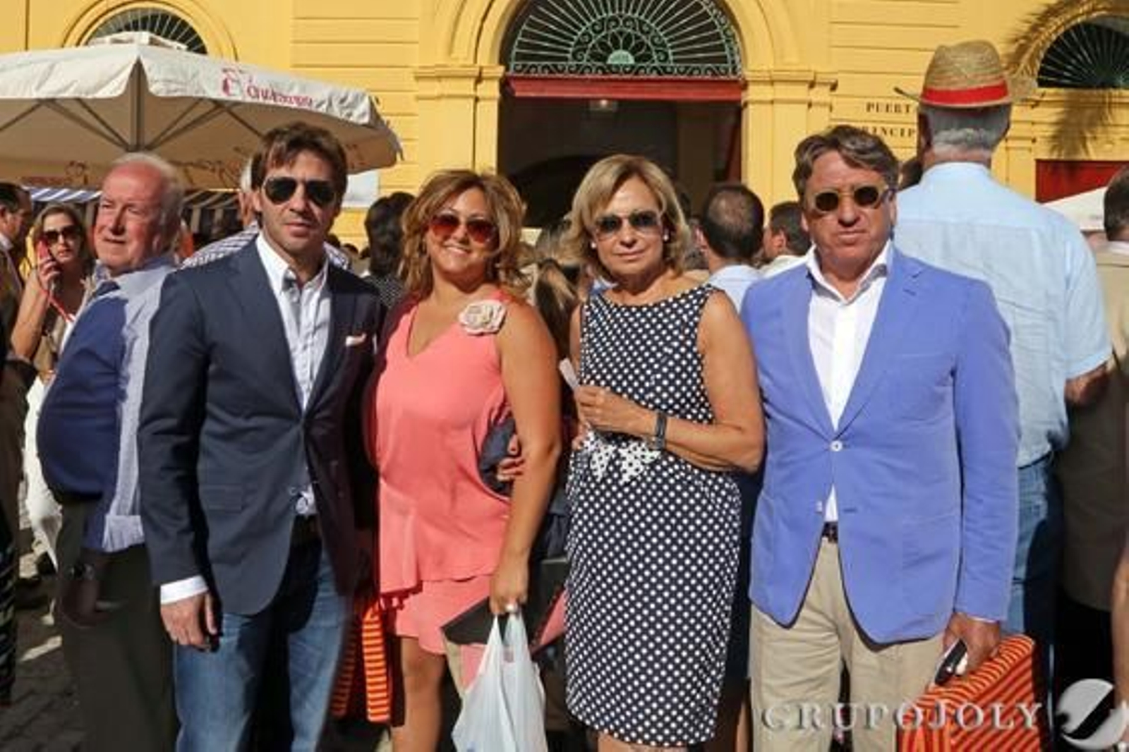 El ex jugador del Xerez Jesús Mendoza y EstebanVigo, acompañados de sus esposas.

Foto: Manuel Aranda