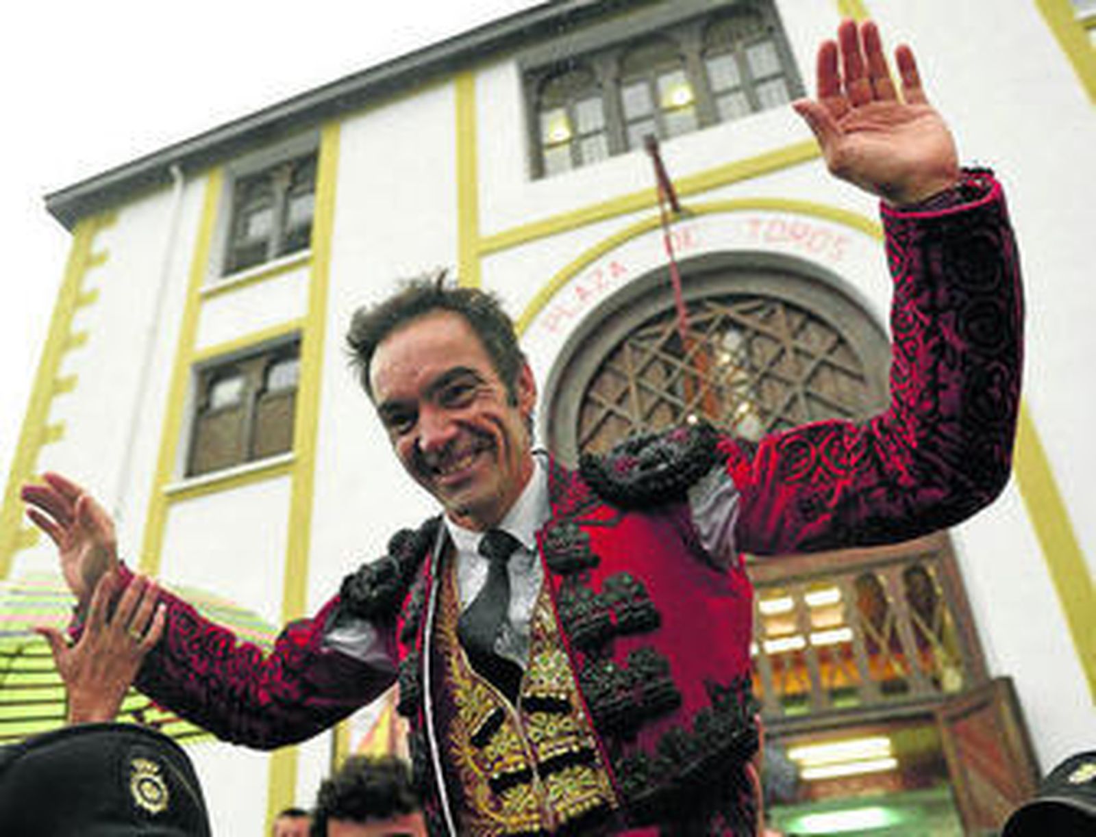 El Cid, en su salida a hombros de la plaza de toros de Cuatro Caminos de Santander.