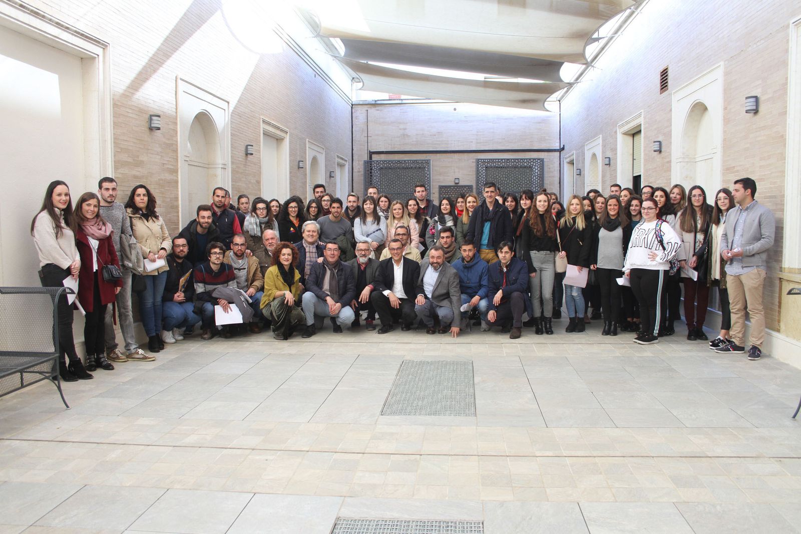 Foto de familia con los estudiantes becados y los representantes institucionales.