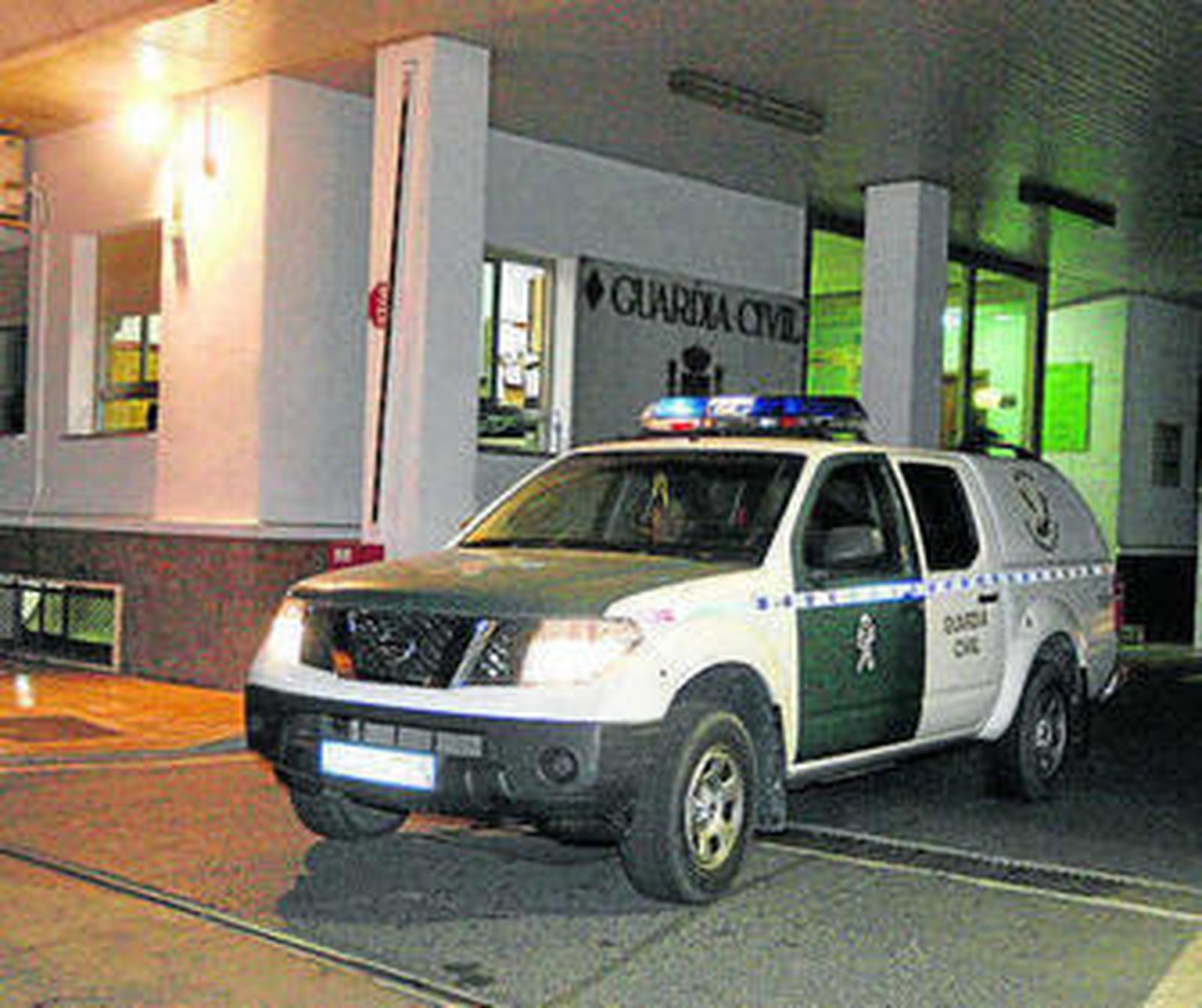 Un vehículo de la Guardia Civil abandona la Comandancia de Almería.
