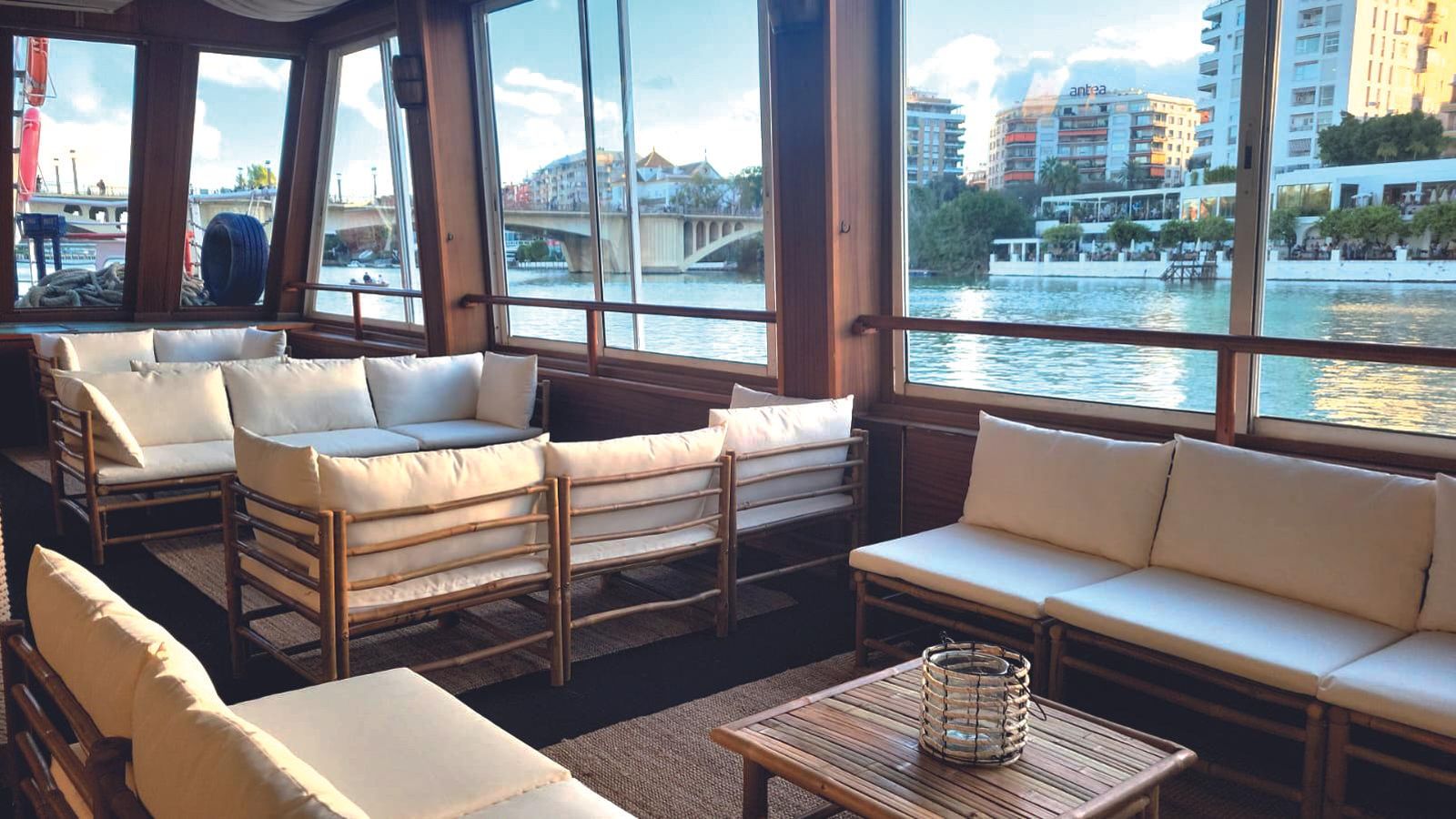 Dentro de una de las embarcaciones