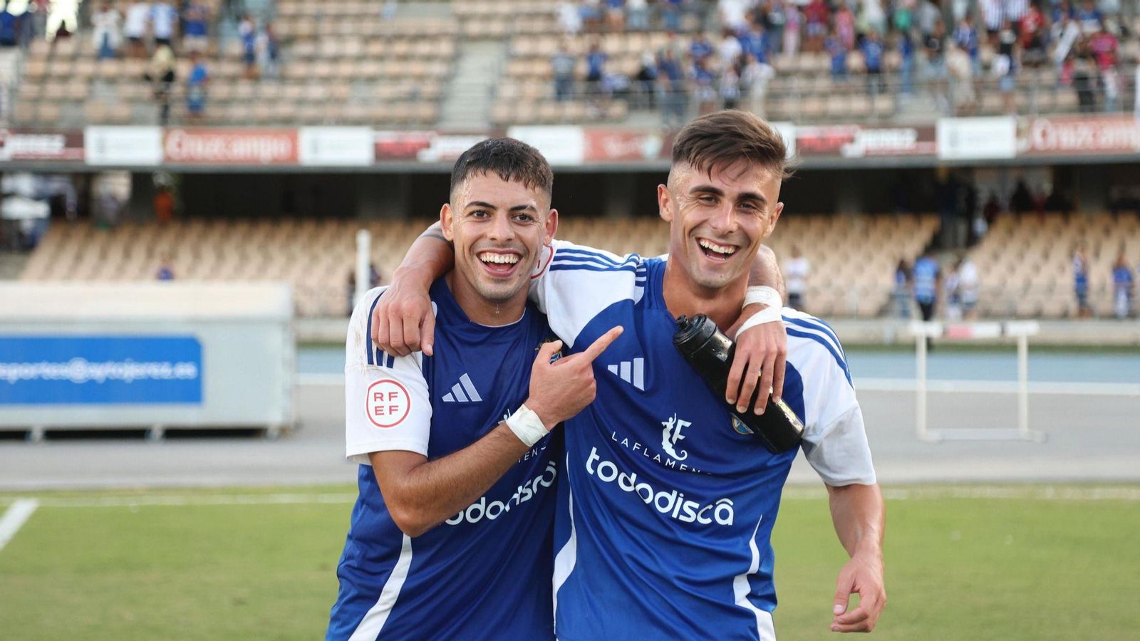 Santisteban celebra junto a Charaf su gol al Torremolinos en Chapín.