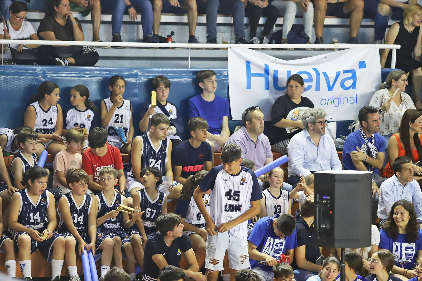 Ambiente en el Andrés Estrada en el encuentro Pajarraco CB Santfeliueng vs Ciudad de Huelva.