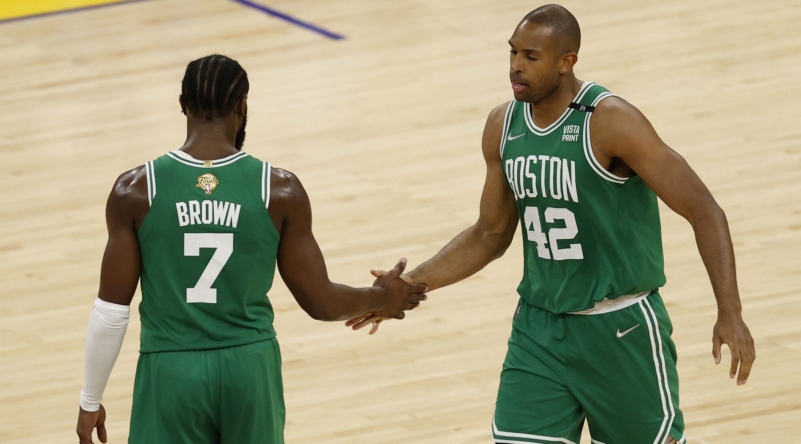 Al Horford, decisivo para los Celtics en el último cuarto, es felicitado por Brown.