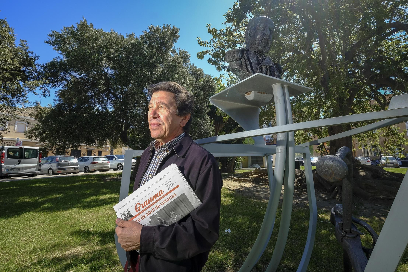 José Antonio Barroso, el pasado jueves, posa con un ejemplar del Gramma ante el busto de Pascual Cervera en Puerto Real.