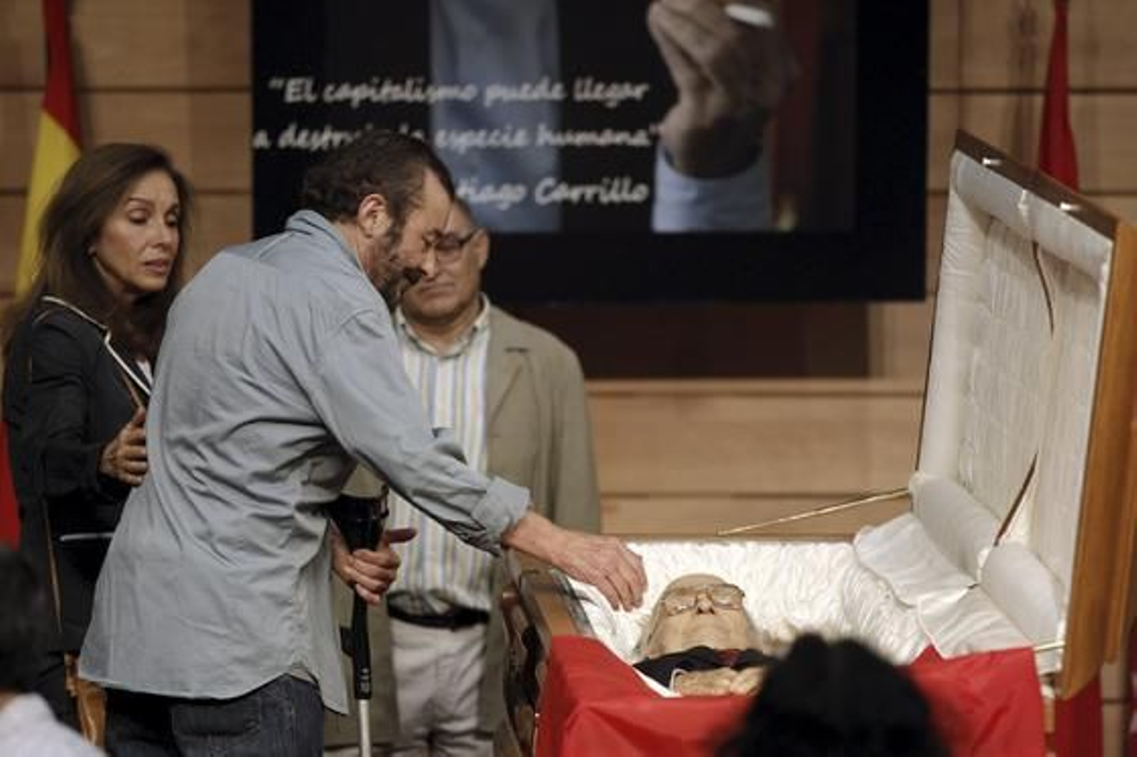 El actor Juan Diego, junto a Ana Belén, dando su último adiós a Santiago Carrillo.

Foto: EFE