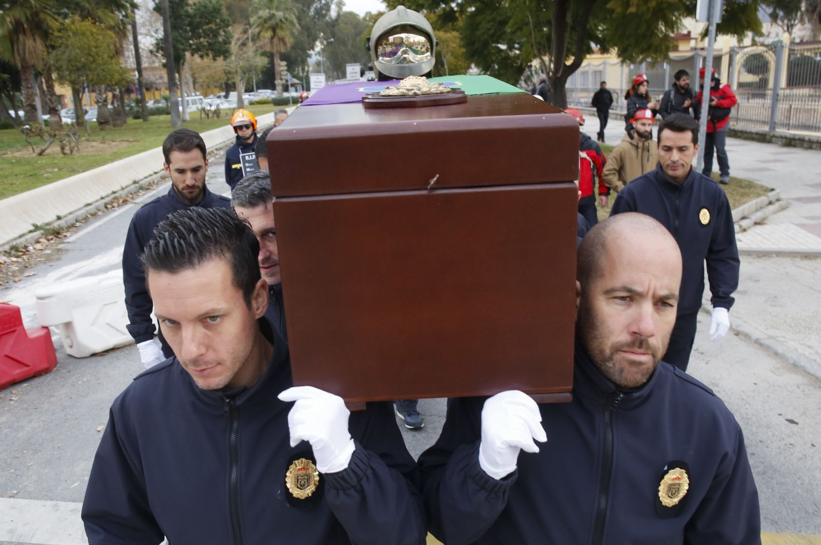 Las imágenes de la 'marcha fúnebre' de los bomberos en Málaga