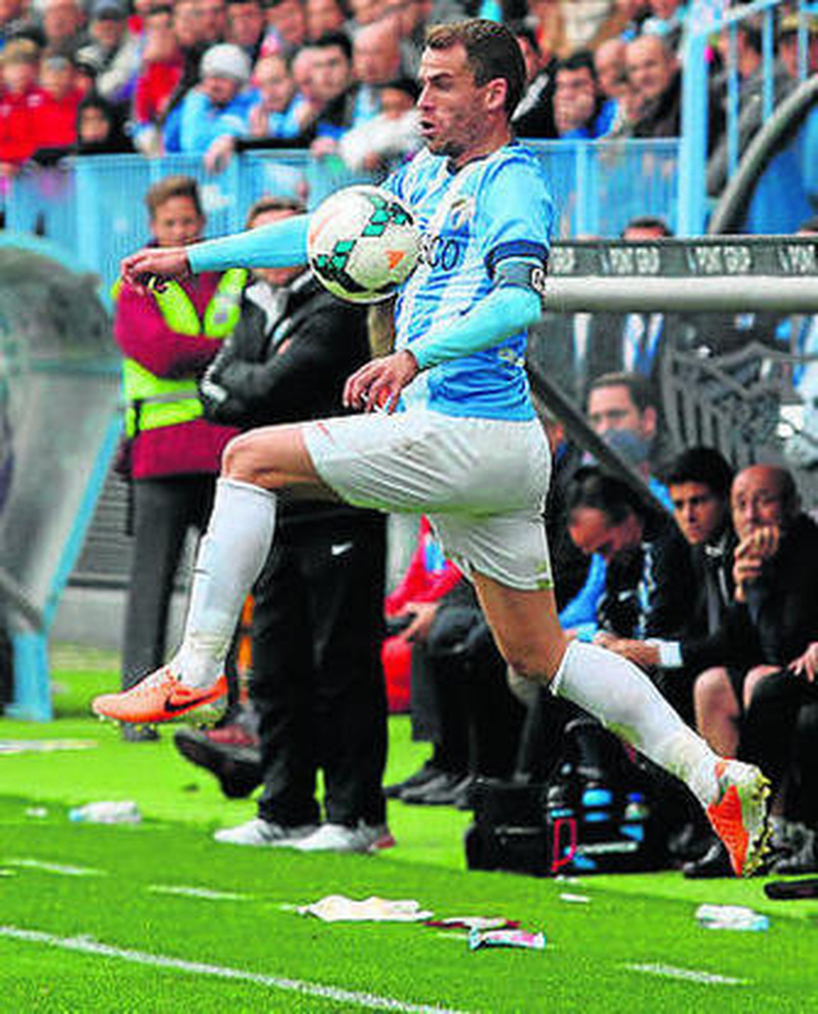 Duda controla un balón.