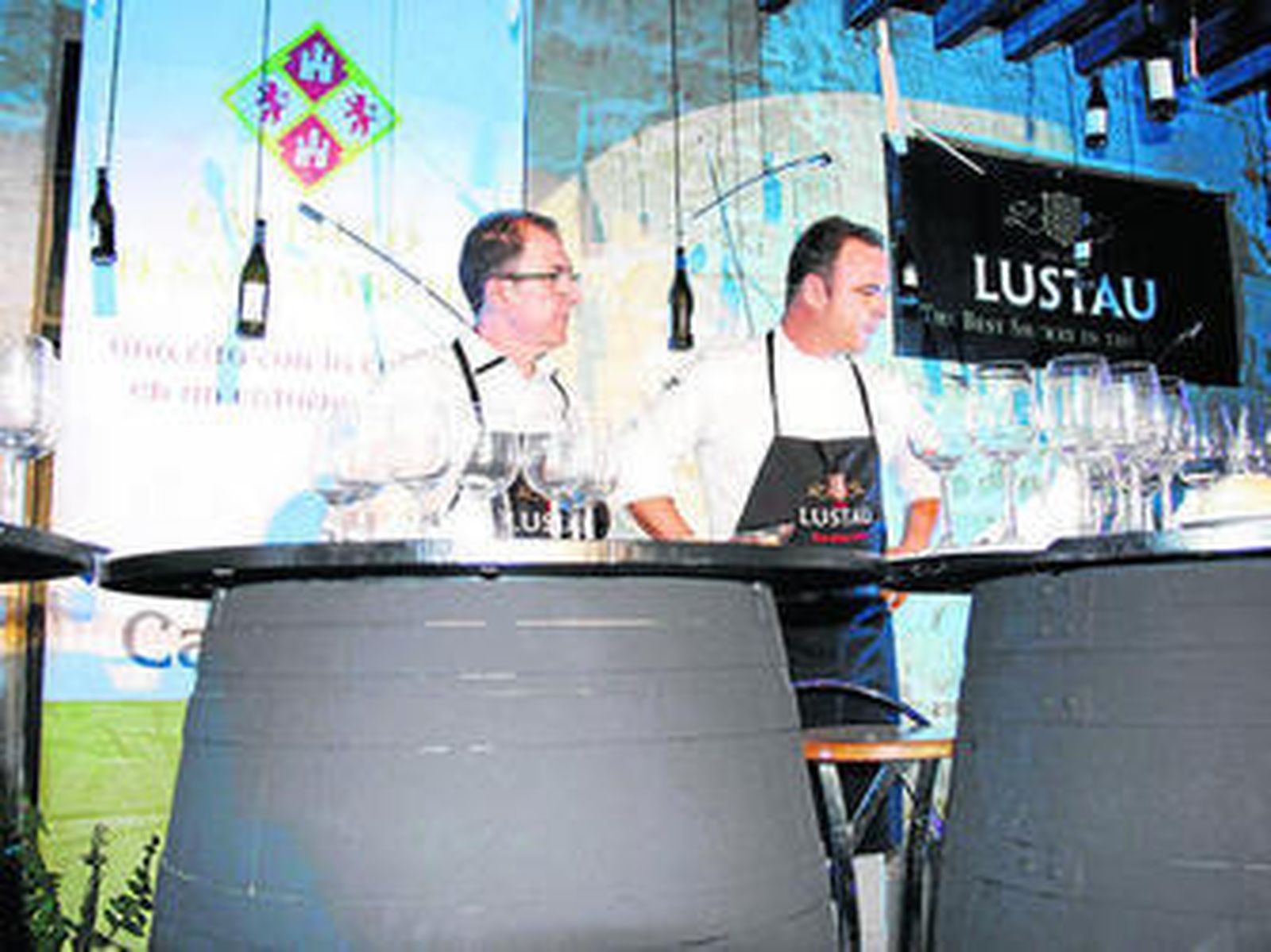 Fernando Córdoba y Ángel León, durante el maridaje celebrado en la noche del jueves en el Castillo.