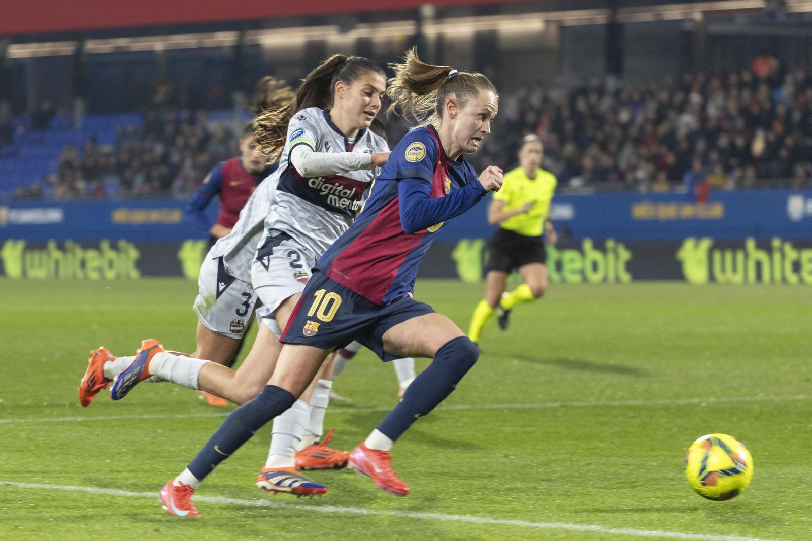 Teresa Mérida persigue a la azulgrana Graham en el partido de la pasada jornada.