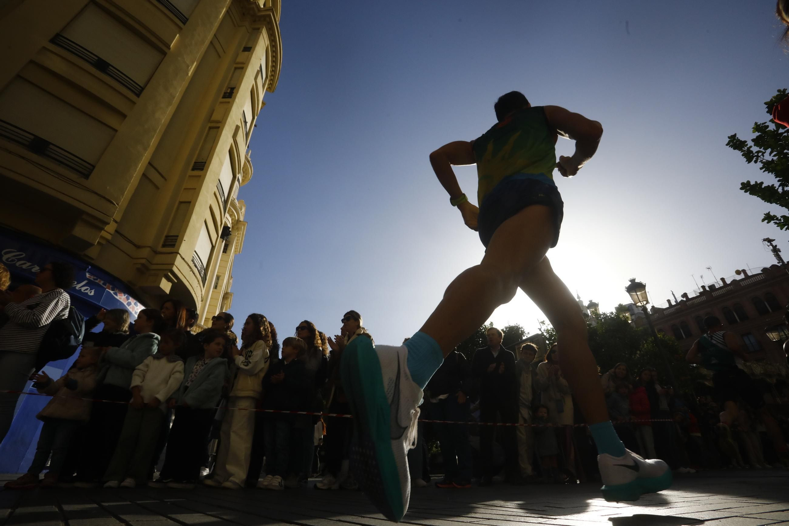 La gloria de cruzar la Puerta del Puente: las fotos de la línea de meta de la Media Maratón de Córdoba 2024