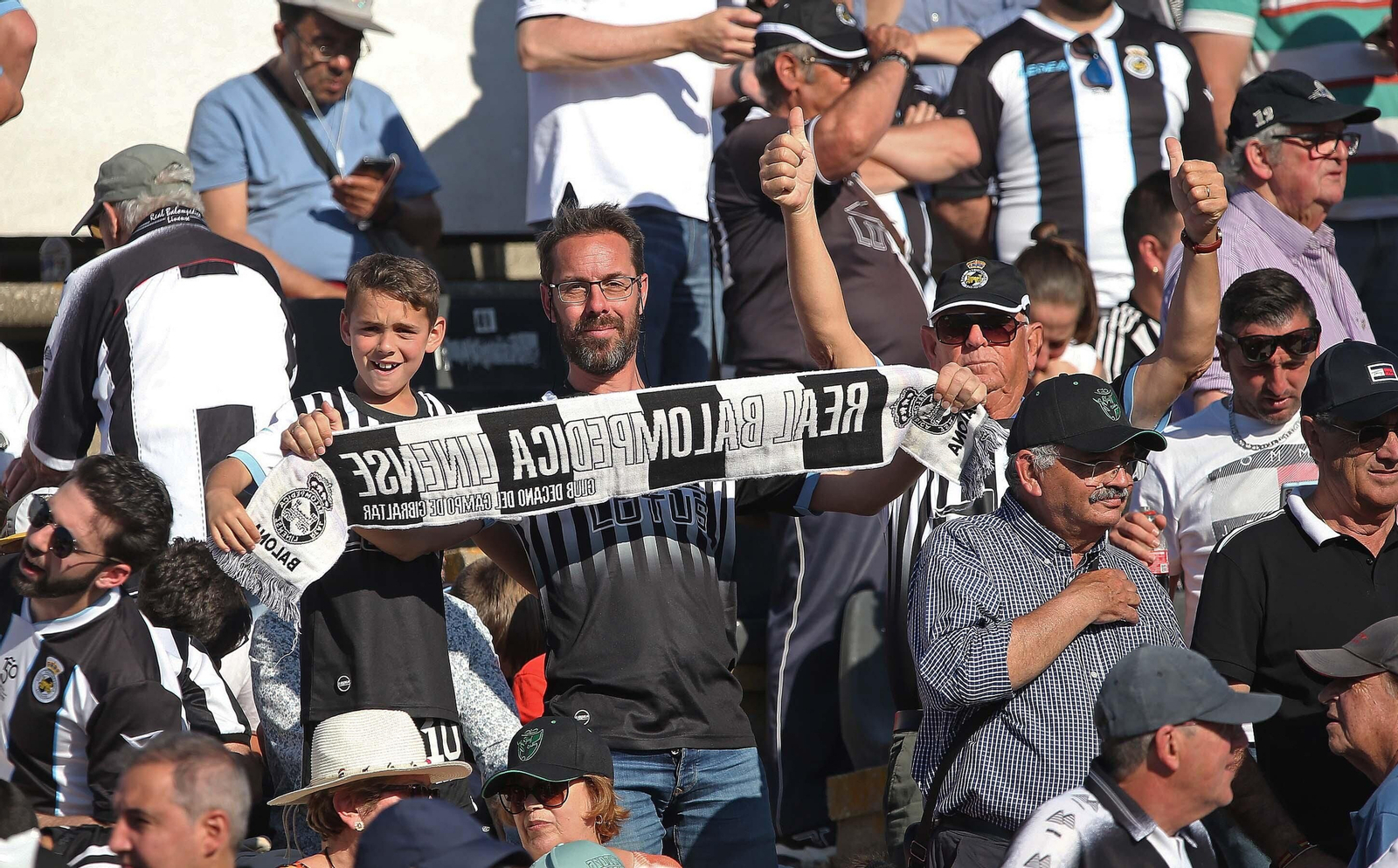 Fotos de la afición durante el Balona - Algeciras en el estadio municipal de La Línea