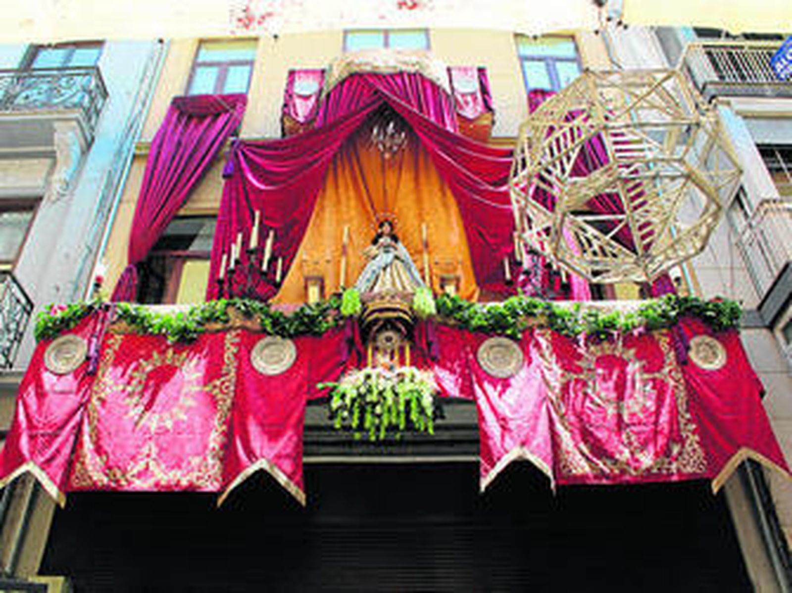 El balcón situado en el número 32 de la calle Mesones, impresiona por sus detalles.