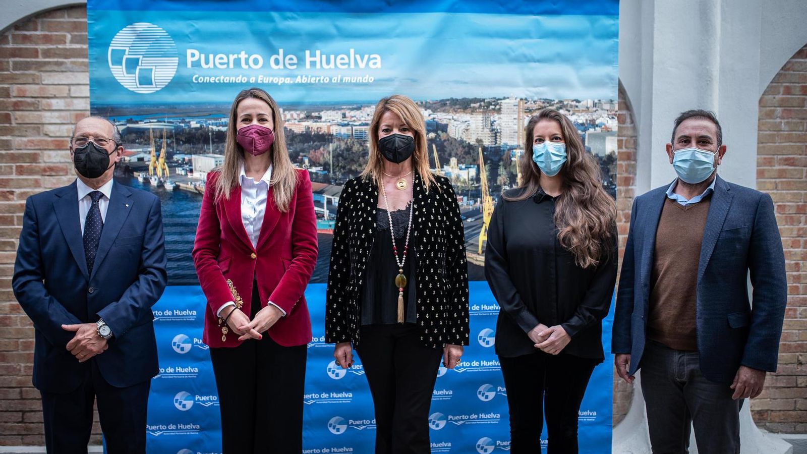 Los premiados poco antes de recibir sus galardones junto con la presidenta, Pilar Miranda. Los premiados poco antes de recibir sus galardones junto con la presidenta, Pilar Miranda.