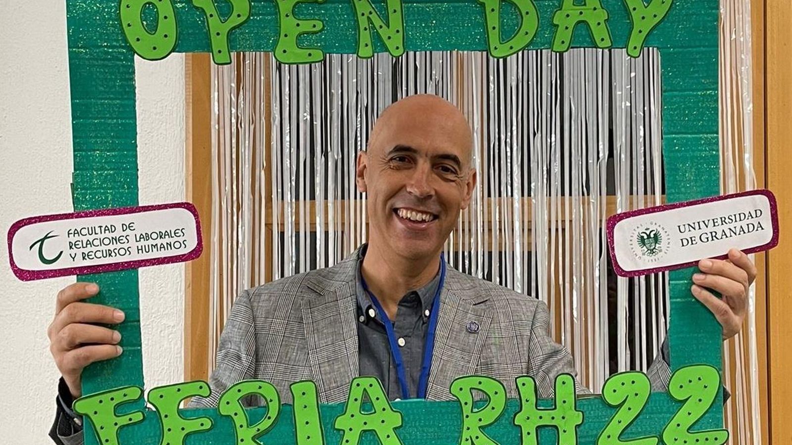 Buen humor nunca le falta a nuestro paisano el Decano.