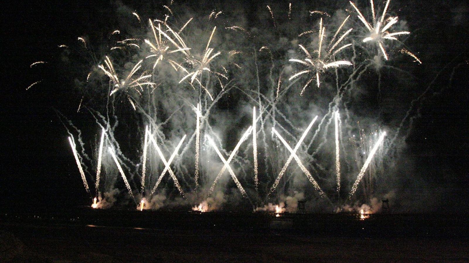 Los fuegos en las últimas fiestas desde el antiguo muelle cargadero de la Rio Tinto.