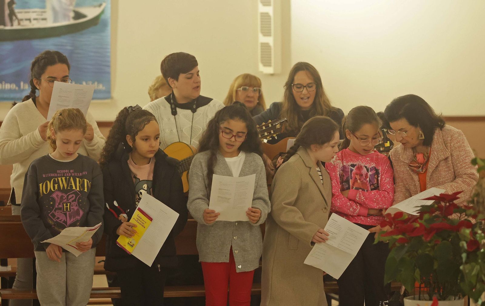 Fotos de la misa conmemorativa de los 50 años de dedicación del padre Pedro a la parroquia y al barrio de La Piñera