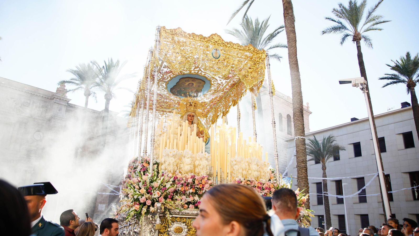 Vea la salida de la Hermandad de Los Ángeles de la Catedral de Almería