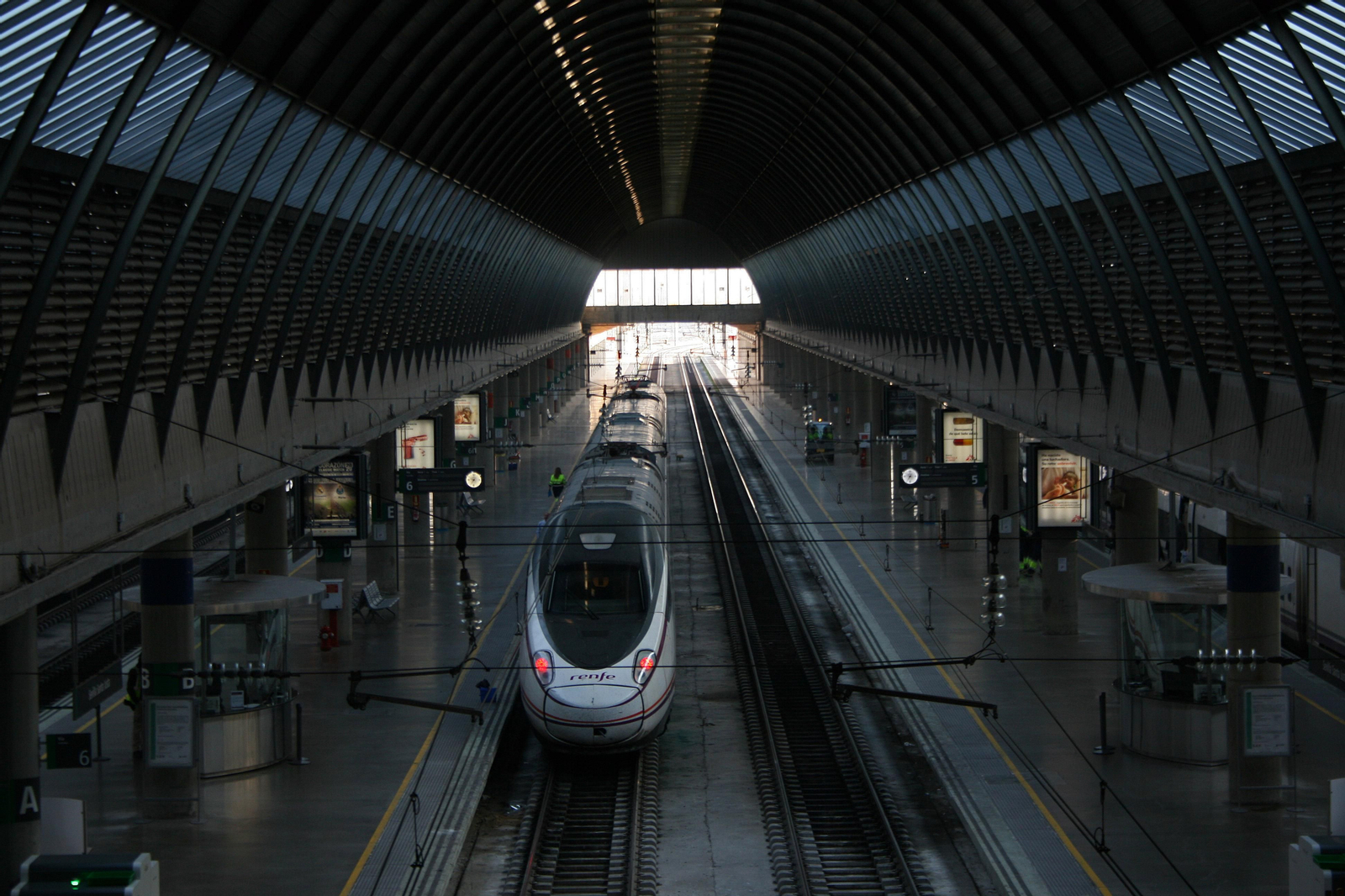 Renfe acorta el viaje en Alta Velocidad entre Granada, Córdoba y Sevilla desde este domingo Renfe acorta el viaje en Alta Velocidad entre Granada, Córdoba y Sevilla desde este domingo