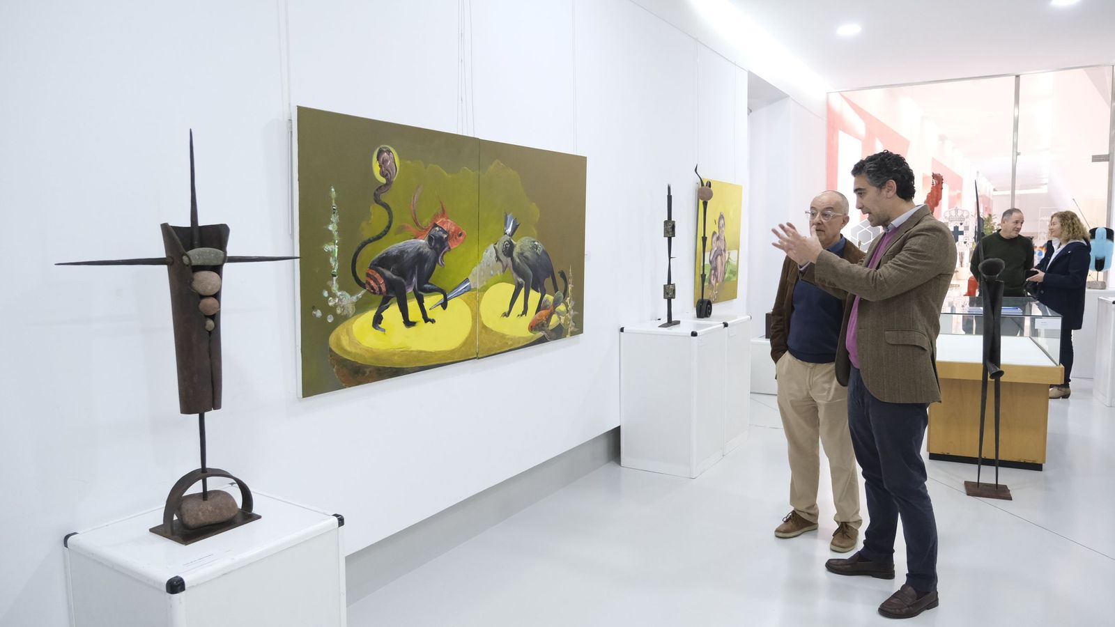 Cristóbal Avilés con Joaquín Pérez de la Blanca recorriendo la muestra.