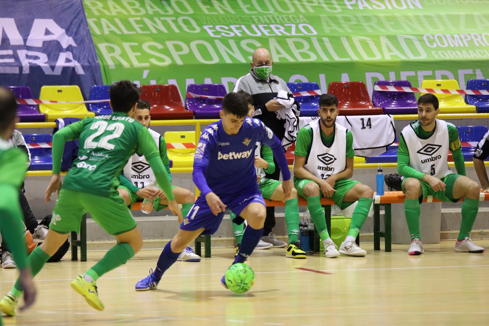 El bético Raúl Jiménez trata de zafarse de la presión de un rival.