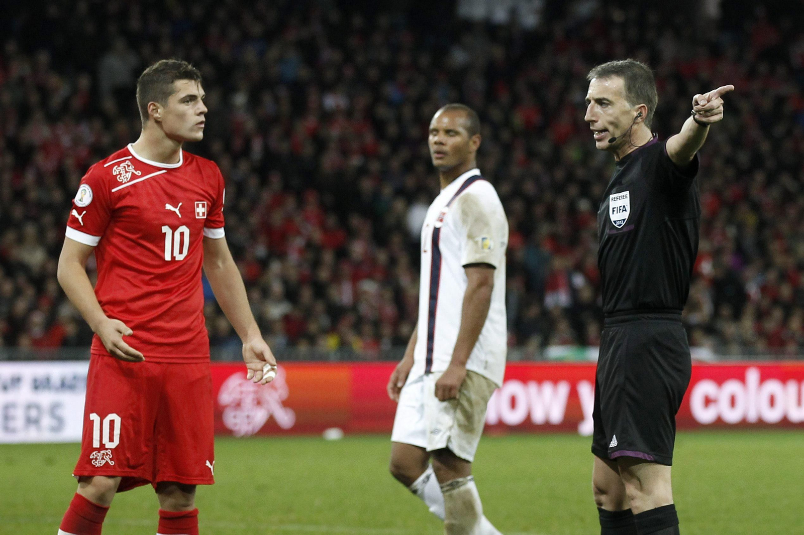El colegiado almeriense David Fernández Borbalán realiza una indicación a un jugador durante un partido internacional de selecciones.