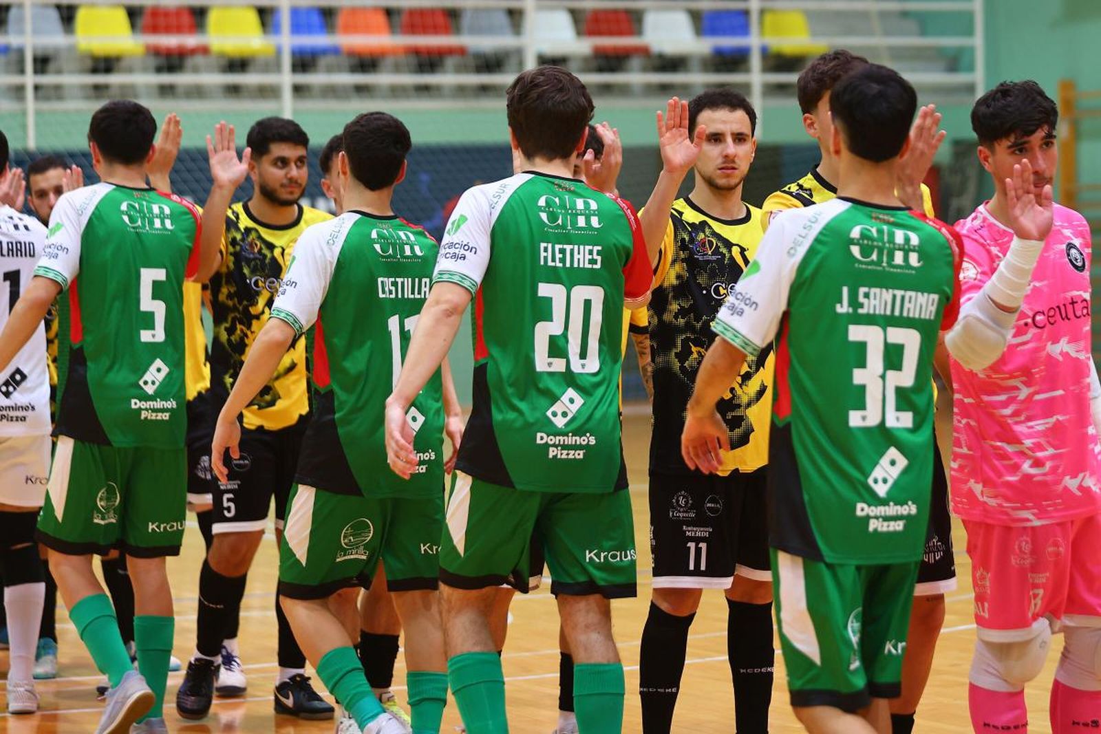 Saludo entre los dos equipos antes del partido.