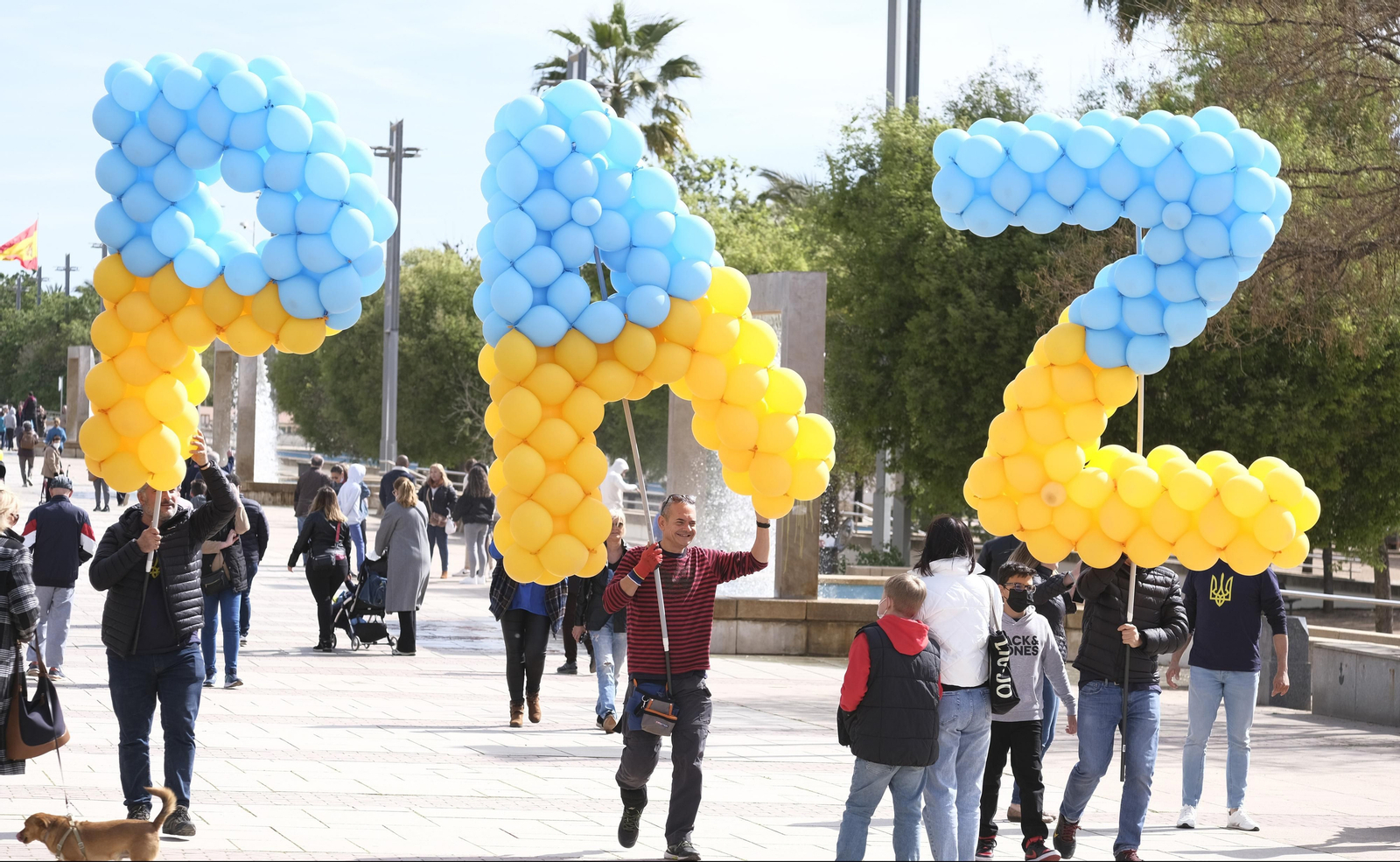 Así ha sido el acto solidario con más de 10.000 globos para formar la bandera de Ucrania en Córdoba
