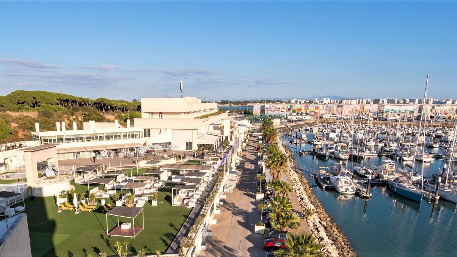 La limpieza del fondo marino de la dársena (a la derecha) se efectuará el 1 de junio próximo.