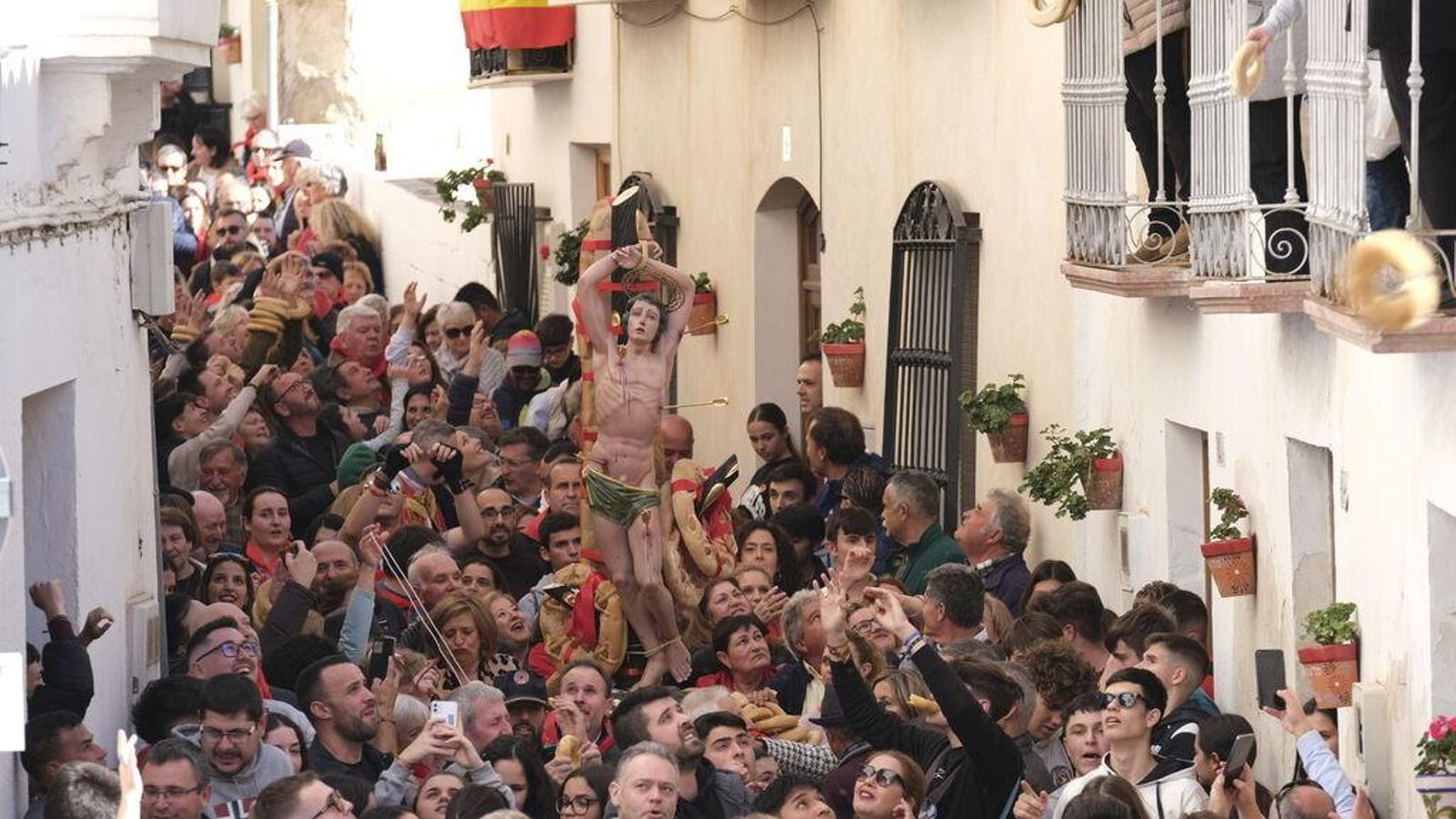 Desde los balcones de Lubrín se lanzan panes al paso de la imagen de San Sebastián.