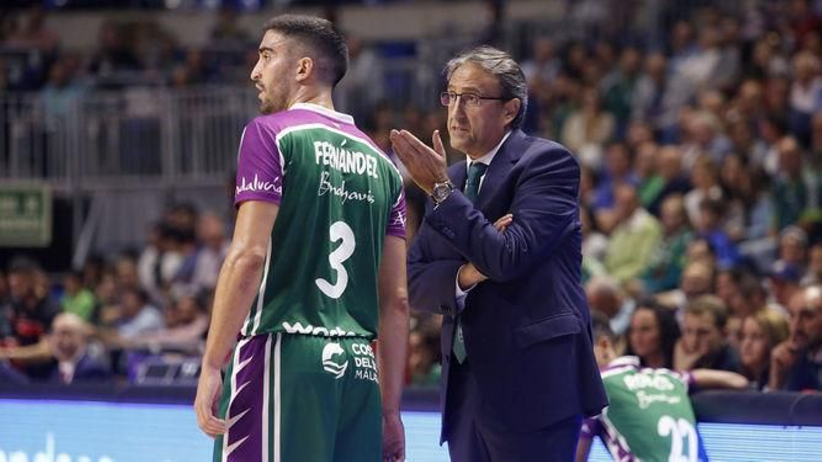 Casimiro da instrucciones a Jaime Fernández durante un partido. Casimiro da instrucciones a Jaime Fernández durante un partido.