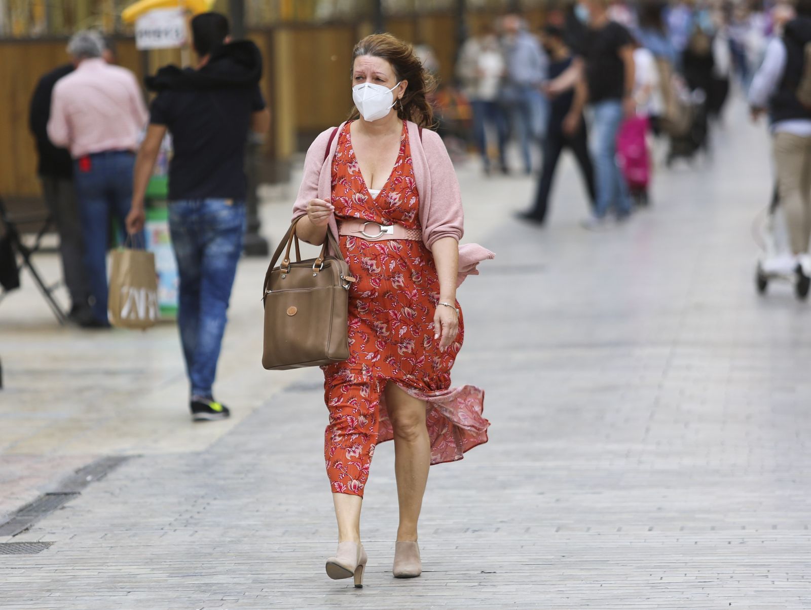 Viento, olas y surfistas para iniciar el fin de semana
